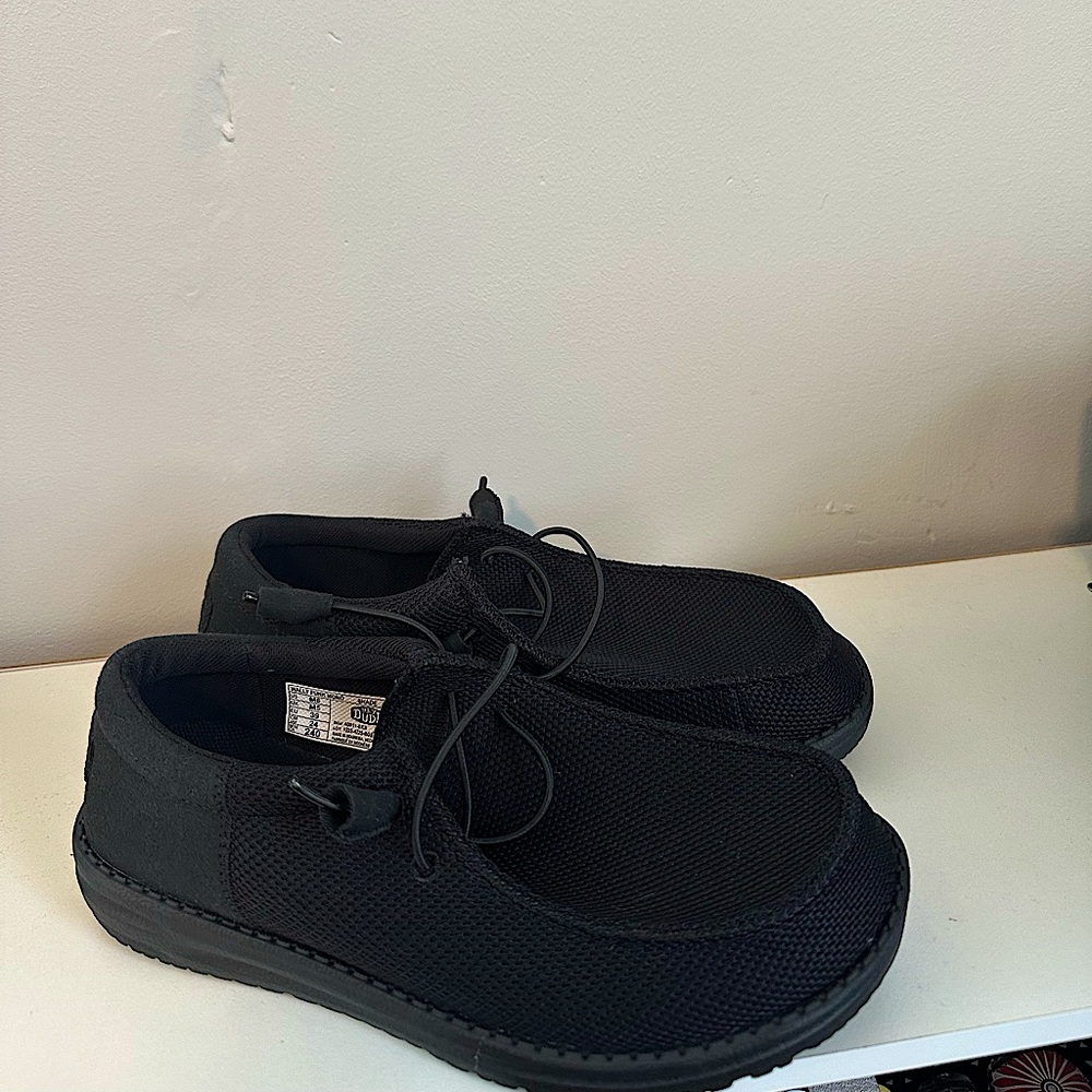 Men’s size 6 hey dudes. NWOT